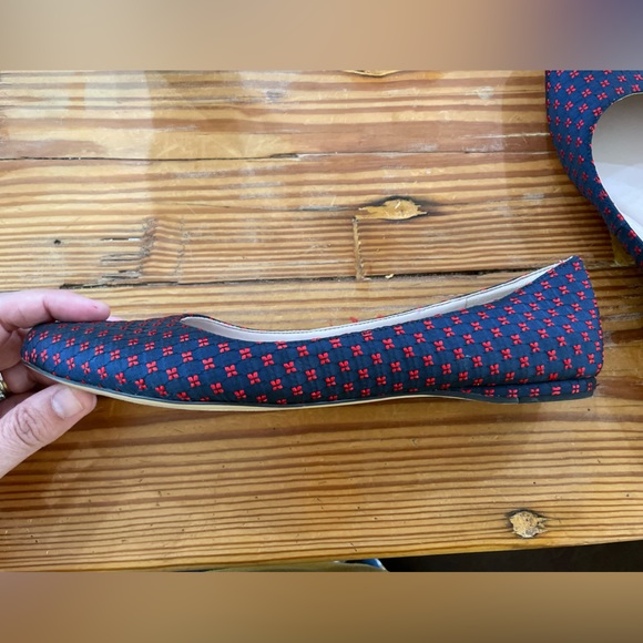 Nine West Speak Up Fabric Printed blue/red Point Flats. Size 9M. Never worn - Picture 2 of 3